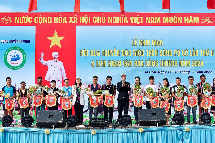 Ban tổ chức tặng hòa cho các đội tham gia Hội đua thuyền độc mộc và Liên hoan cồng chiêng. Ảnh: Đức Thụy