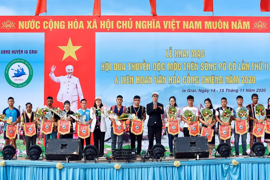 Ban tổ chức tặng hòa cho các đội tham gia Hội đua thuyền độc mộc và Liên hoan cồng chiêng. Ảnh: Đức Thụy