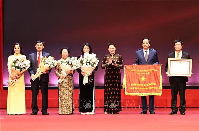 Chủ tịch Quốc hội Nguyễn Thị Kim Ngân trao danh hiệu Anh hùng Lao động thời kỳ đổi mới cho Quỹ Bảo trợ trẻ em Việt Nam. Ảnh: Trọng Đức/TTXVN