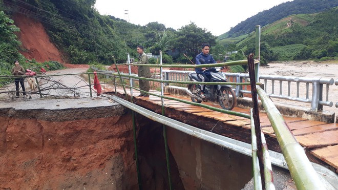 Xã Đăk Nhoong bắc ván làm cầu tạm bắc qua cây cầu bị sập. Ảnh: ĐỨC NHẬT