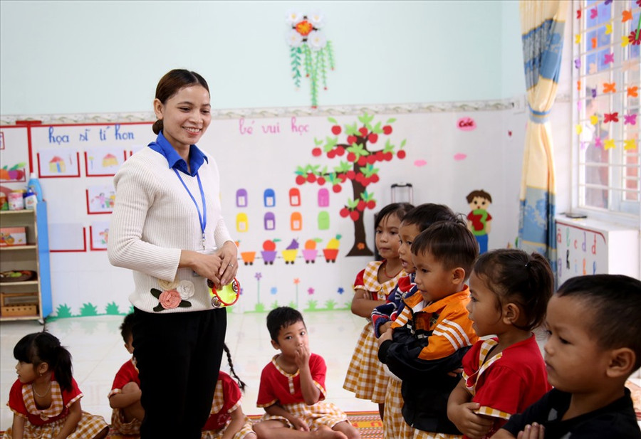 Chính niềm vui, sự thích thú trên gương mặt các em mỗi ngày đến trường là động lực giúp Linh cố gắng mỗi ngày. Ảnh: A.L Chính niềm vui, sự thích thú trên gương mặt các em mỗi ngày đến trường là động lực giúp Linh cố gắng mỗi ngày. Ảnh: A.L