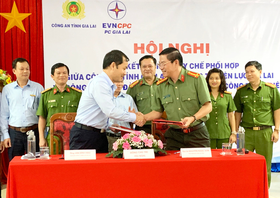 Công an tỉnh và Công ty Điện lực Gia Lai tổng kết 5 năm thực hiện quy chế phối hợp ảnh 1 Công an tỉnh Gia Lai và Công ty Điện lực Gia Lai tiếp tục ký kết Quy chế phối hợp giai đoạn 2021-2025. Ảnh: Văn Ngọc