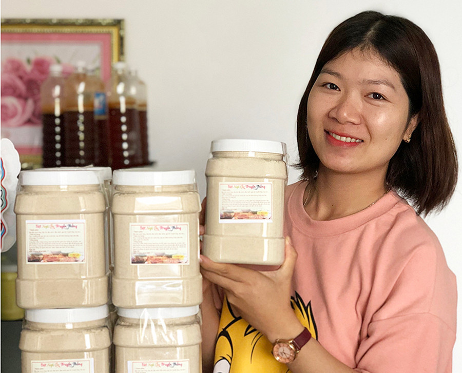 Chị Ngô Thị Diệu bên sản phẩm ngũ cốc Ngô Diệu. Ảnh: Lan Anh Chị Ngô Thị Diệu bên sản phẩm ngũ cốc Ngô Diệu. Ảnh: Lan Anh