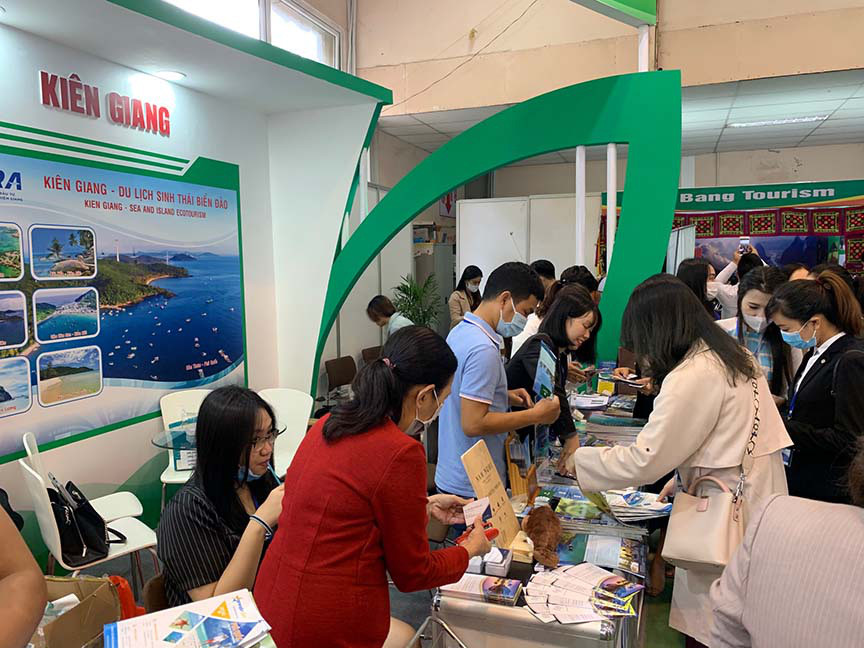 Các gian hàng của các tỉnh giới thiệu sản phẩm du lịch, đồng thời thực hiện chương trình kích cầu du lịch nội địa. Ảnh: Thanh Hà