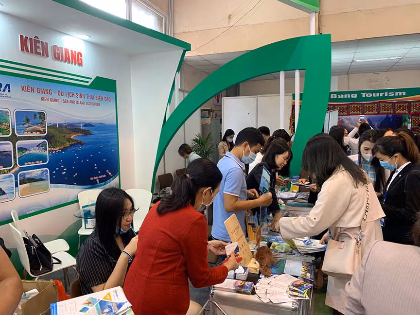 Các gian hàng của các tỉnh giới thiệu sản phẩm du lịch, đồng thời thực hiện chương trình kích cầu du lịch nội địa. Ảnh: Thanh Hà