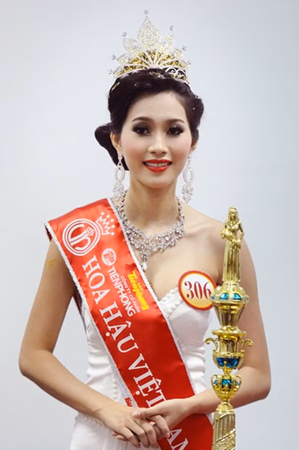 Đặng Thu Thảo sinh năm 1991, giành danh hiệu Hoa hậu Việt Nam 2012. Cô chiếm được thiện cảm của nhiều người nhờ nhan sắc xinh đẹp, được ví như “thần tiên tỷ tỷ“.