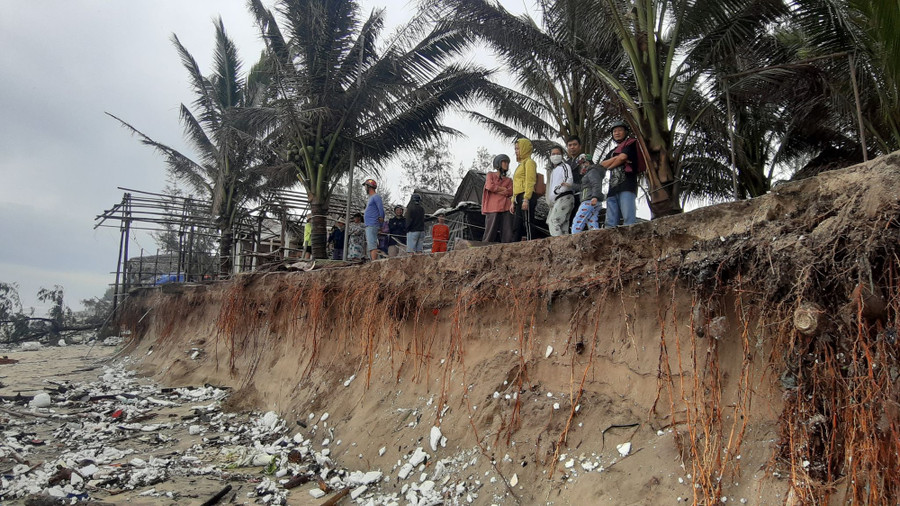 Thời gian qua, bờ biển Cửa Đại sạt lở nghiêm trọng mỗi khi mưa bão đến.