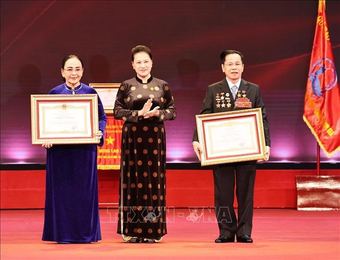 Chủ tịch Quốc hội Nguyễn Thị Kim Ngân trao Danh hiệu Anh hùng Lao động cho ông Lê Văn Kiểm và bà Trần thị Cẩm Nhung. Ảnh: Trọng Đức/TTXVN