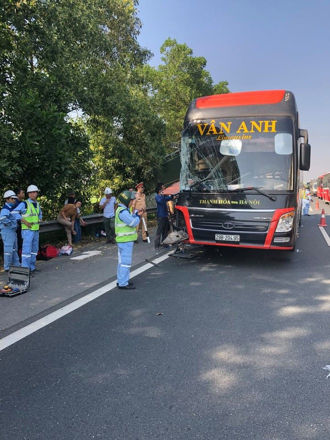 Chiếc xe khách nứt kính, mất toàn bộ phần thân xe bên phải - Ảnh D.H Chiếc xe khách nứt kính, mất toàn bộ phần thân xe bên phải - Ảnh D.H