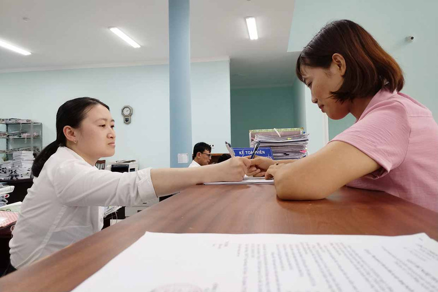 Kho bạc Nhà nước tỉnh đôn đốc các chủ đầu tư, đơn vị khẩn trương hoàn thiện hồ sơ, làm thủ tục thanh toán ngay sau khi có khối lượng được nghiệm thu. Ảnh: Sơn Ca Kho bạc Nhà nước tỉnh đôn đốc các chủ đầu tư, đơn vị khẩn trương hoàn thiện hồ sơ, làm thủ tục thanh toán ngay sau khi có khối lượng được nghiệm thu. Ảnh: Sơn Ca