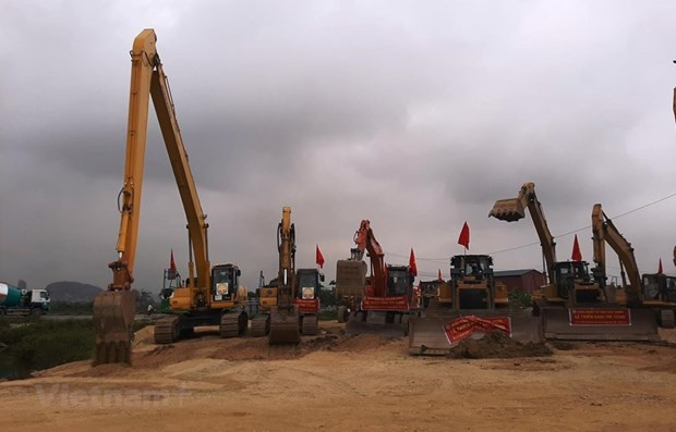 Huy động máy móc triển khai thi công đoạn tuyến cao tốc Mai Sơn-Quốc lộ 45. (Ảnh: Việt Hùng/Vietnam+)