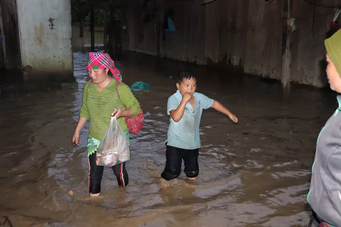 Nhiều ngôi nhà bị ngập trong nước