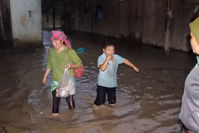 Nhiều ngôi nhà bị ngập trong nước