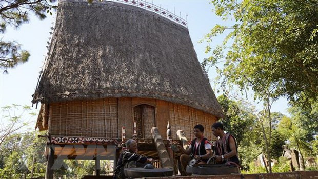 Anh Rơ Châm Van (ngồi giữa), 31 tuổi, dân tộc Jrai, sống tại làng Bồ 1, xã Ia Yok, huyện Ia Grai (Gia Lai) cùng những nghệ nhân già chỉnh chiêng cho dân làng. (Ảnh: Hồng Điệp/TTXVN) Anh Rơ Châm Van (ngồi giữa), 31 tuổi, dân tộc Jrai, sống tại làng Bồ 1, xã Ia Yok, huyện Ia Grai (Gia Lai) cùng những nghệ nhân già chỉnh chiêng cho dân làng. (Ảnh: Hồng Điệp/TTXVN)