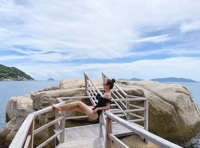 Thiết kế bikini màu đen giúp Jennifer Phạm khoe được vóc dáng nuột nà cũng như làm nổi bật làn da mịn màng. Dù đã trải qua nhiều lần sinh nở, Jennifer Phạm vẫn giữa được vẻ ngoài xinh đẹp, thần thái cuốn hút khiến khán giả ngưỡng mộ ẢNH: NVCC