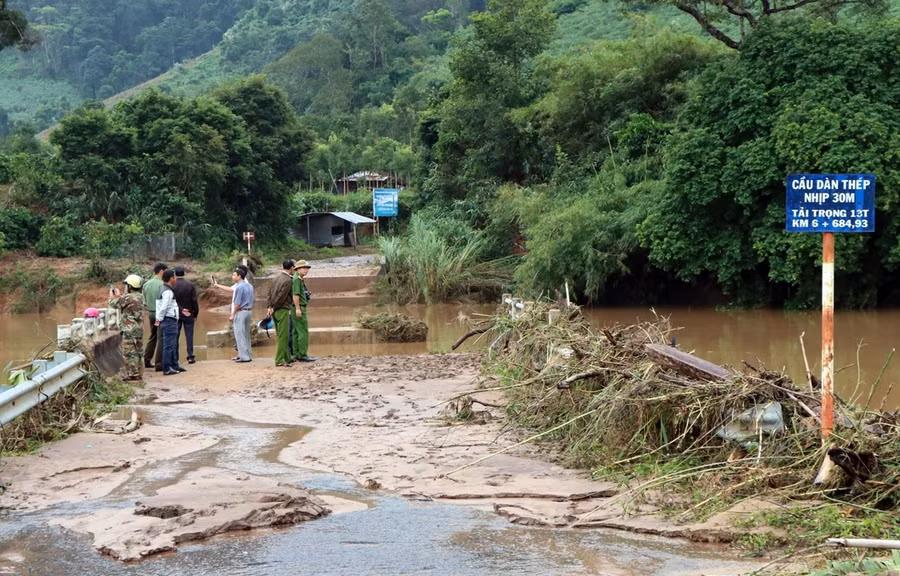 Bão số 9 cuốn trôi cầu sắt nối huyện Kon Rẫy với xã Đăk Pne, Kon Tum. (Ảnh: TTXVN)