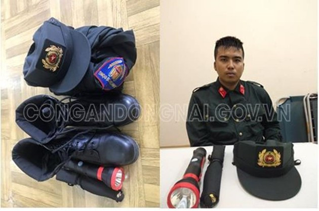 Long và những quân trang đặt mua trên mạng xã hội để giả danh cảnh sát cơ động. Ảnh: Công an Đồng Nai. Long và những quân trang đặt mua trên mạng xã hội để giả danh cảnh sát cơ động. Ảnh: Công an Đồng Nai.