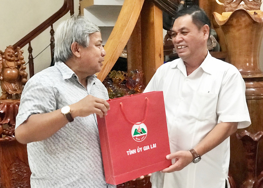 Thăm và tặng quà đồng chí Măng Đung. Ảnh: Vũ Thảo Đoàn đến thăm và tặng quà cho đồng chí Măng Đung-nguyên Tỉnh ủy viên, nguyên Phó Chủ tịch UBND tỉnh. Ảnh: Vũ Thảo