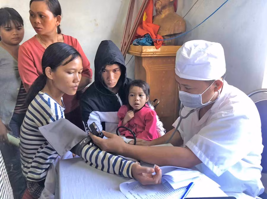 Đoàn y-bác sĩ thuộc Bộ Chỉ huy Bộ đội Biên phòng tỉnh khám bệnh cho người dân xã Ia O (huyện Ia Grai). Ảnh: Anh Huy