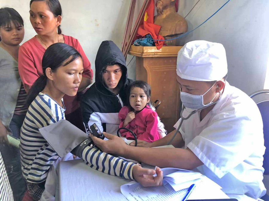 Đoàn y-bác sĩ thuộc Bộ Chỉ huy Bộ đội Biên phòng tỉnh khám bệnh cho người dân xã Ia O (huyện Ia Grai). Ảnh: Anh Huy