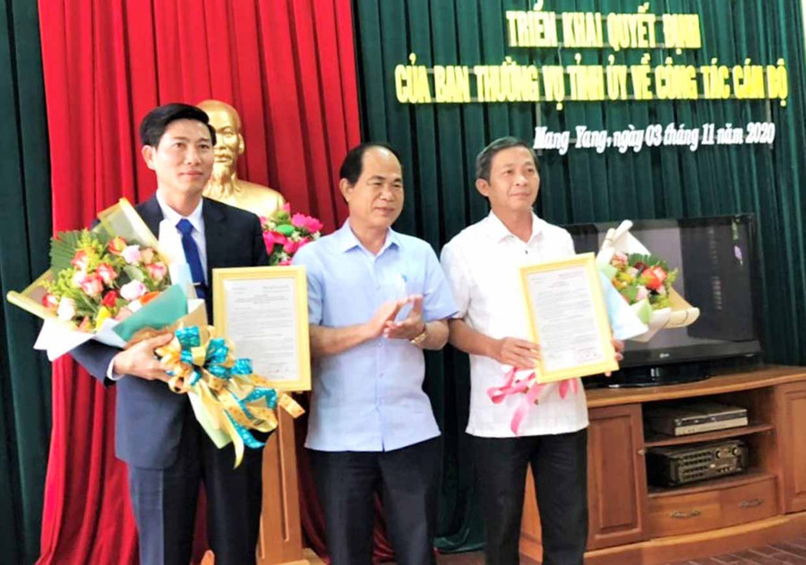 Đồng chí Võ Ngọc Thành (giữa)-Phó Bí thư Tỉnh ủy, Chủ tịch UBND tỉnh trao quyết định về công tác cán bộ cho đồng chí Huỳnh Thế Mạnh và đồng chí Trần Đình Hiệp. Ảnh: Đinh Yến