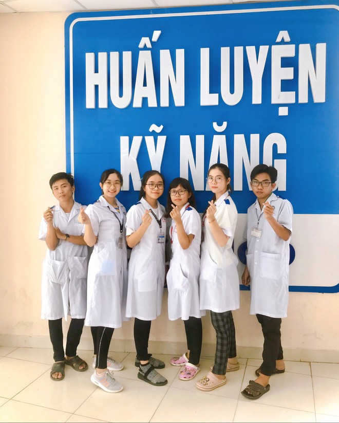 Lương Thảo Hân (thứ 2 từ trái sang) tự tin hòa nhập với môi trường đại học ẢNH: NVCC