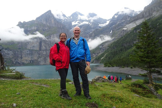 Vợ chồng chị chụp ảnh kỷ niệm trong một lần về Thụy Sĩ thăm nhà - ẢNH: NVCC Vợ chồng chị chụp ảnh kỷ niệm trong một lần về Thụy Sĩ thăm nhà - ẢNH: NVCC