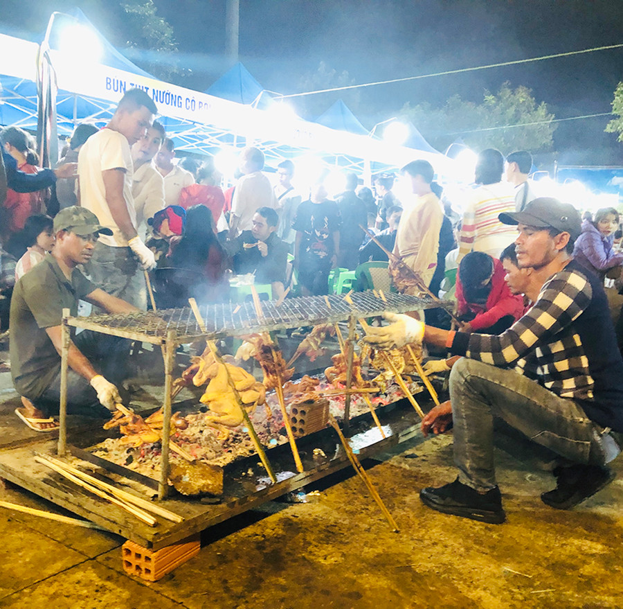 Món cơm lam, gà nướng của cửa hàng Jrai Food luôn thu hút đông khách hàng. Ảnh: Phan Lài