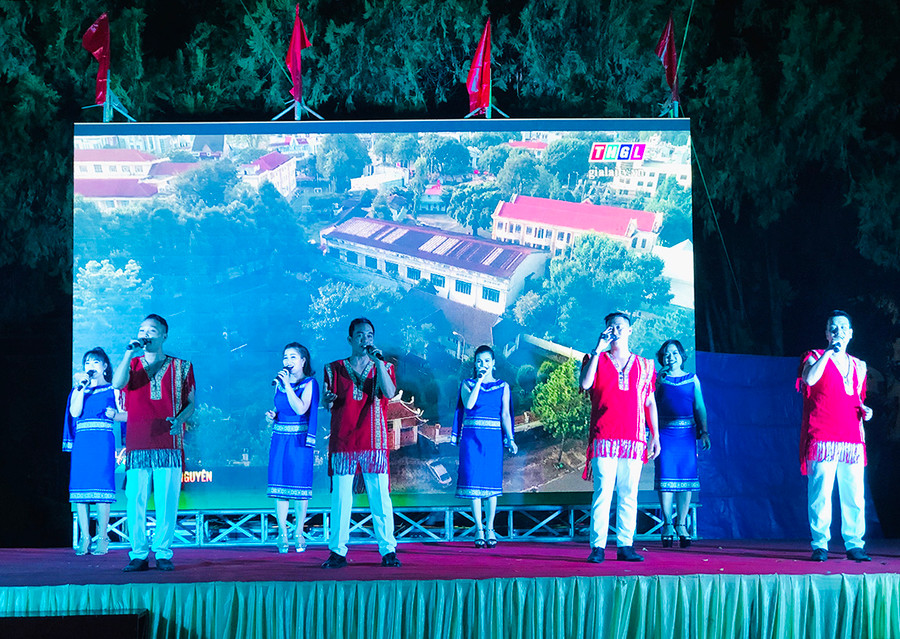  Chương trình nghệ thuật do Nhà hát ca múa nhạc tổng hợp Đam San biểu diễn tại lễ khai mạc. Ảnh: Phan Lài
