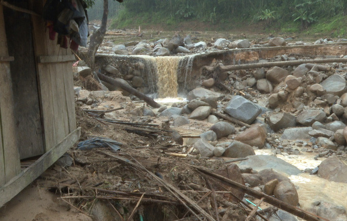 Nhiều căn nhà có nguy cơ bị cuốn trôi. Ảnh: Đ.V.T