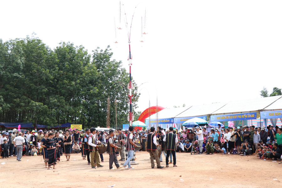  Các tiết mục biểu diễn cồng chiêng hấp dẫn du khách. Ảnh: Phương Linh