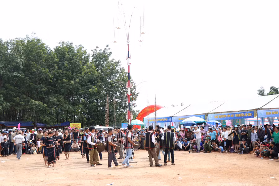  Các tiết mục biểu diễn cồng chiêng hấp dẫn du khách. Ảnh: Phương Linh