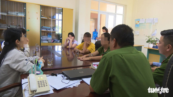  Công an thành phố Hạ Long làm việc với những người mang thai thuê cho người Trung Quốc - Ảnh: KHÁNH HÀ
