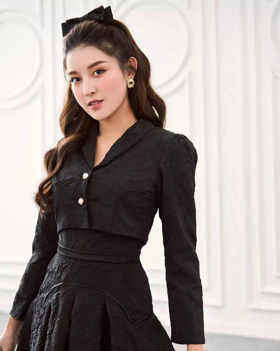 Dù đã qua mùa Halloween nhưng Á hậu Huyền My vẫn thích hóa trang: “Đã hết Halloween rồi nhưng bé Mỳ vẫn đam mê hoá trang thành Mickey ham ăn”.