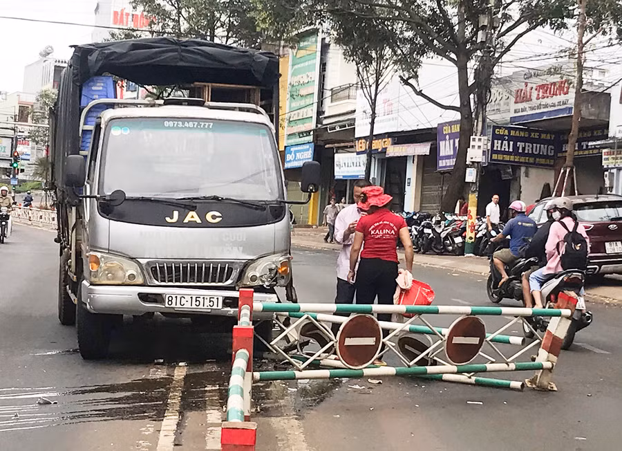  Hiện trường xe ô tô tải hất tung dải phân cách. Ảnh: Hà Phương