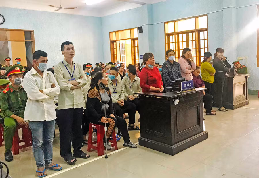 Nhiều bị cáo già cả, neo đơn đã rơi vào vòng lao lý vì đam mê cờ bạc. Ảnh: Lê Văn Ngọc