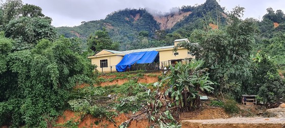 Trạm Y tế xã Phước Thành trước nguy cơ bị sạt lở. Ảnh: NGỌC PHÚC