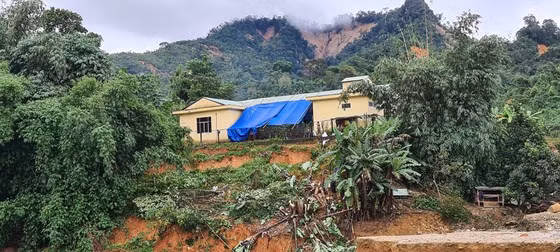 Trạm Y tế xã Phước Thành trước nguy cơ bị sạt lở. Ảnh: NGỌC PHÚC