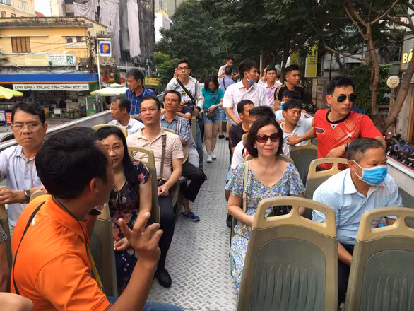 Đoàn du khách đến từ Quảng Ninh khám phá TP.HCM chiều 31-10 - Ảnh: NGUYỄN MINH