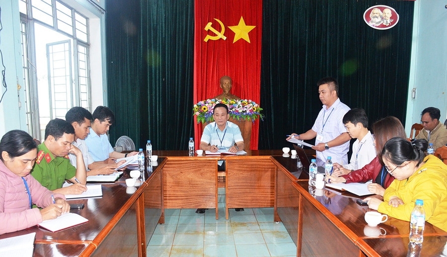  Đoàn kiểm tra tiến hành kiểm tra các thủ tục hành chính. Ảnh: Vĩnh Hoàng 