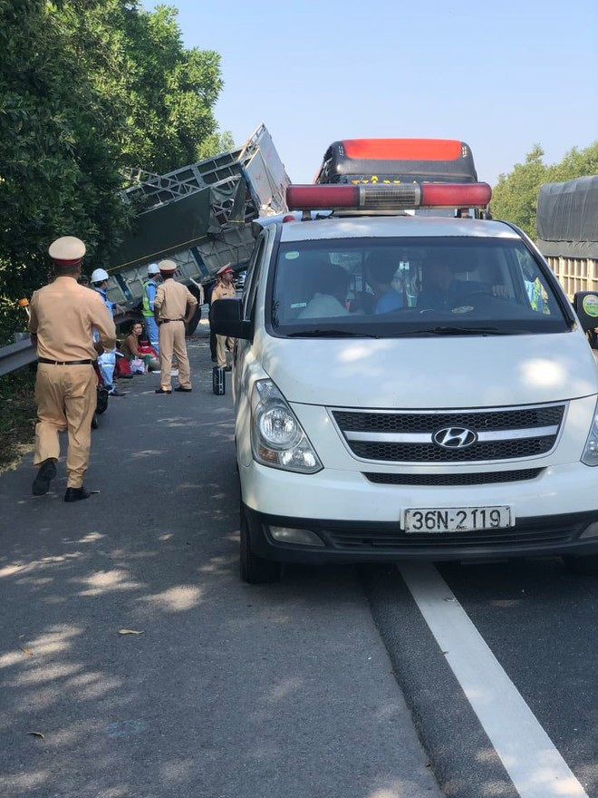 Xe tải bị đâm lao sang vệ đường - Ảnh D.H Xe tải bị đâm lao sang vệ đường - Ảnh D.H