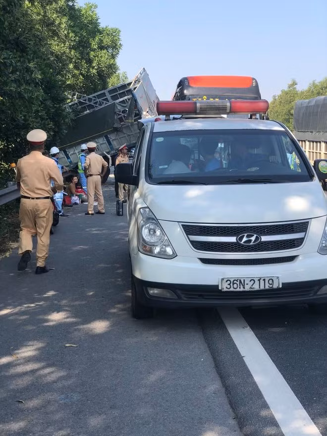  Xe tải bị đâm lao sang vệ đường - Ảnh D.H