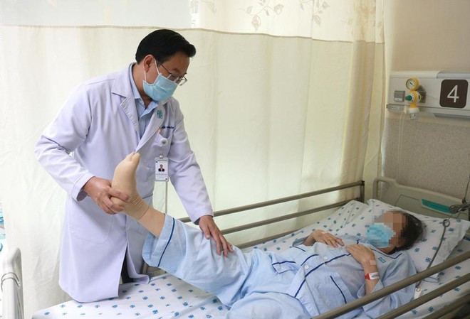 Bác sĩ thăm khám, hướng dẫn tập vật lý trị liệu cho bệnh nhân sau phẫu thuật NGUYÊN MI