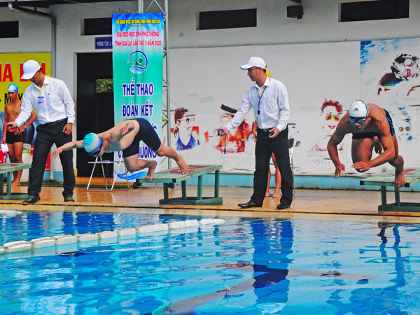 VĐV xuất phát chặng đua 100m bơi tự do khối THPT. Ảnh: Thiên Di 