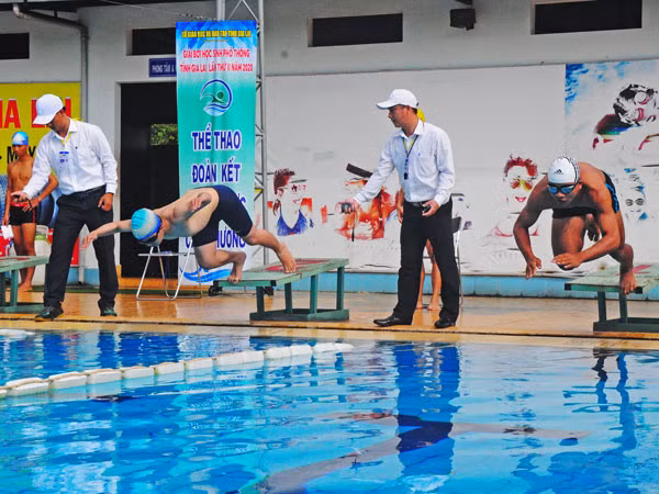 VĐV xuất phát chặng đua 100m bơi tự do khối THPT. Ảnh: Thiên Di 