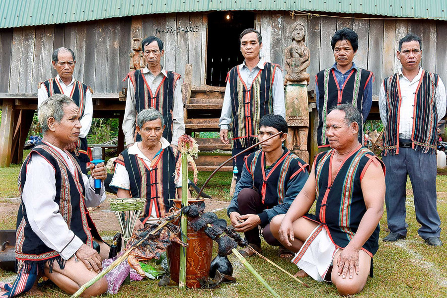 Trong ngày hội Đại đoàn kết toàn dân tộc, Các già làng và người có uy tín trong làng Tul Đoa xã Đak Sơ Mei (huyện Đak Đoa) thực hiện nghi lễ cúng làng trước nhà rồng văn hóa.