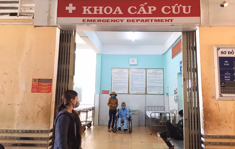  Bệnh nhân được đưa đi cấp cứu trong tình trạng nguy kịch và sau đó đã tử vong. Ảnh: Văn Ngọc 