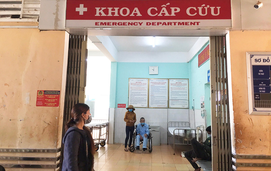 Sản phụ N.T.L được đưa đi cấp cứu trong tình trạng nguy kịch và sau đó đã tử vong. Ảnh: Văn Ngọc Bệnh nhân được đưa đi cấp cứu trong tình trạng nguy kịch và sau đó đã tử vong. Ảnh: Văn Ngọc