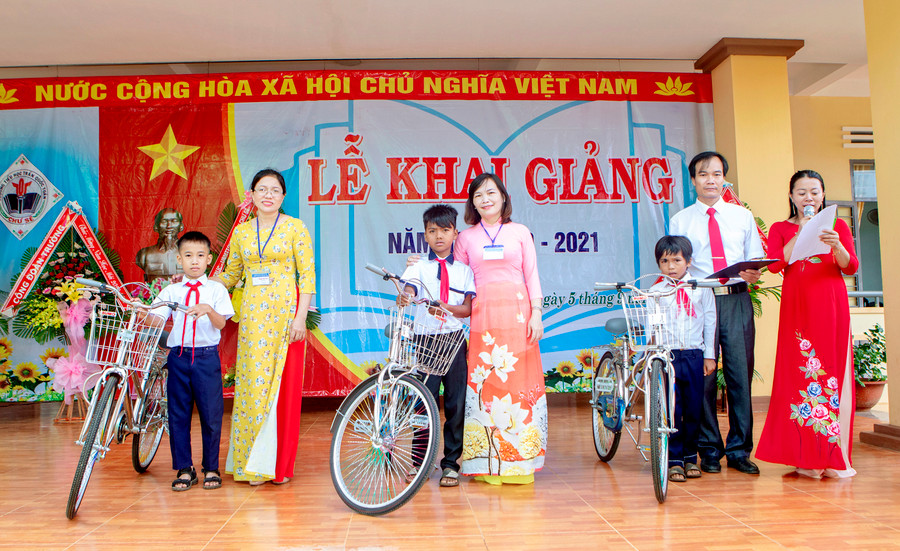 Cán bộ, giáo viên Trường Tiểu học Trần Quốc Toản (xã Ia Tiêm, huyện Chư Sê) tặng xe đạp cho học sinh đầu năm học mới. Ảnh: Phương Duyên Cán bộ, giáo viên Trường Tiểu học Trần Quốc Toản (xã Ia Tiêm, huyện Chư Sê) tặng xe đạp cho học sinh đầu năm học mới