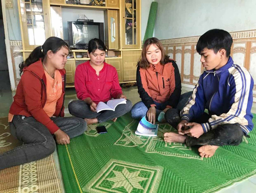 Câu lạc bộ “Nói không với tảo hôn” làng Blên (xã Lơ Pang, huyện Mang Yang) vận động thanh-thiếu niên không tảo hôn. Ảnh: R'Ô Hok